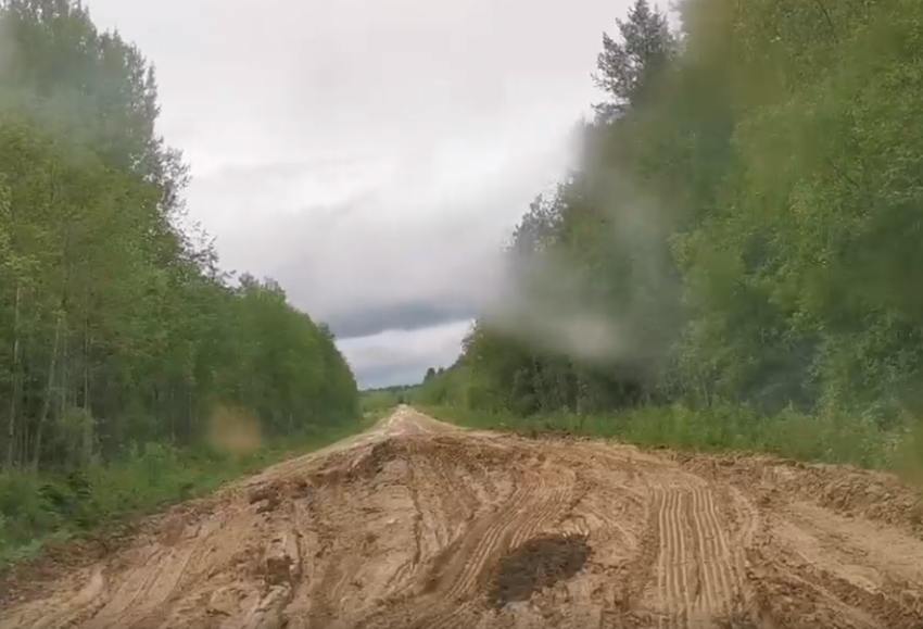 Дорога к одной из самых красивых деревень России разбита лесовозами